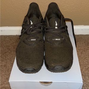 Men’s dark green airmax, great condition